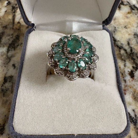 Vintage Emerald Ring - Picture 2 of 6